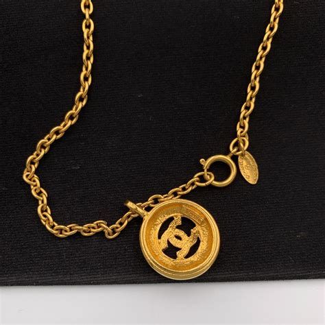 collana chanel logo